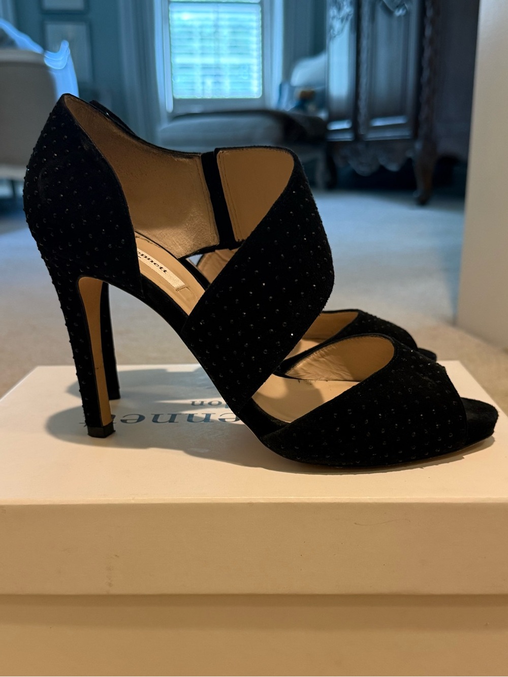 L.K. Bennett Alondra Crystal heels in black suede. Sz. 39 excellent condition.